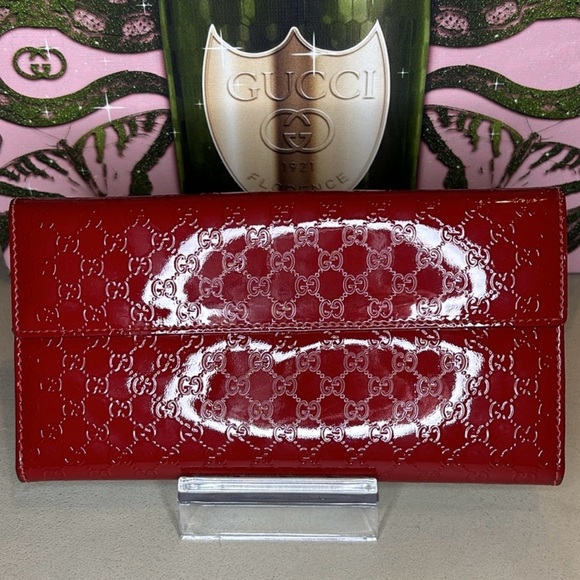 GUCCI | Micro GG Heart Patent Leather Continental Wallet in Red - Picture 4 of 10